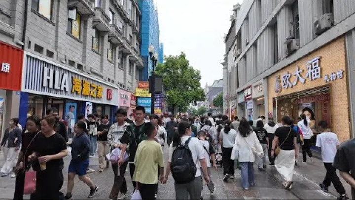 Preview image for the video "Vandretur på Jianghan Road i Wuhan, Kina – ikonisk gågade".