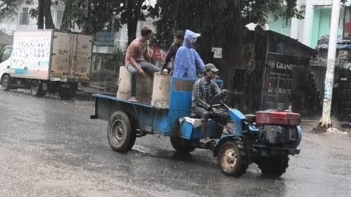 Preview image for the video "بخش ۲: حسیپاو در هوای بارانی! کامیون‌های شگفت‌انگیز و وسایل نقلیه کشاورزی در یک تقاطع خیابان، میانمار".