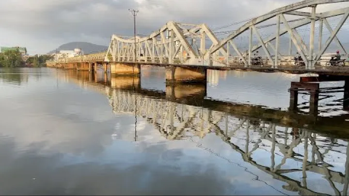 Preview image for the video "یک روز در شهری در کنار رودخانه: کامپوت، کامبوج".