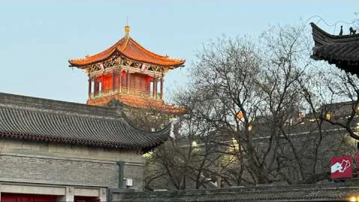 Preview image for the video "Xi&amp;#039;an miesto pasivaikščiojimas 2026 | Varpo bokštas, Būgnų bokštas, musulmonų kvartalas ir senovinės kultūros gatvės".