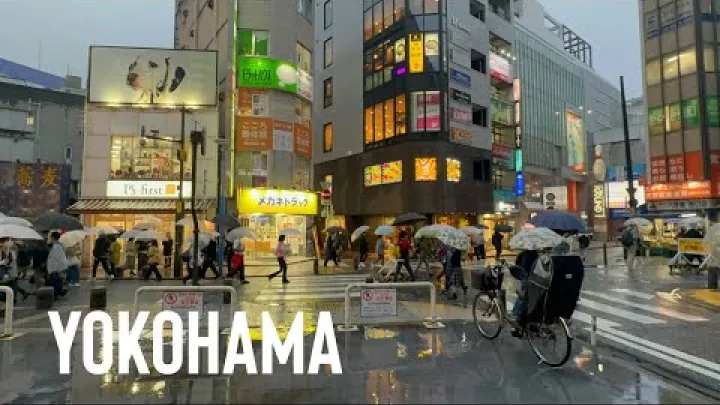 Preview image for the video "Plimbare prin योकोहामा pe ploaie – Străzi iluminate de neoane și atmosfera orașului".