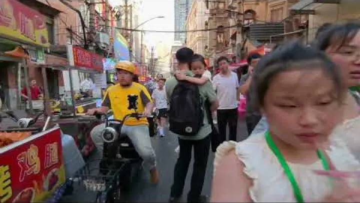 Preview image for the video "Procházka červencovým vedrem ve městě Wuhan: pěší zóna na ulici Jianghan Road | 6. července 2024".