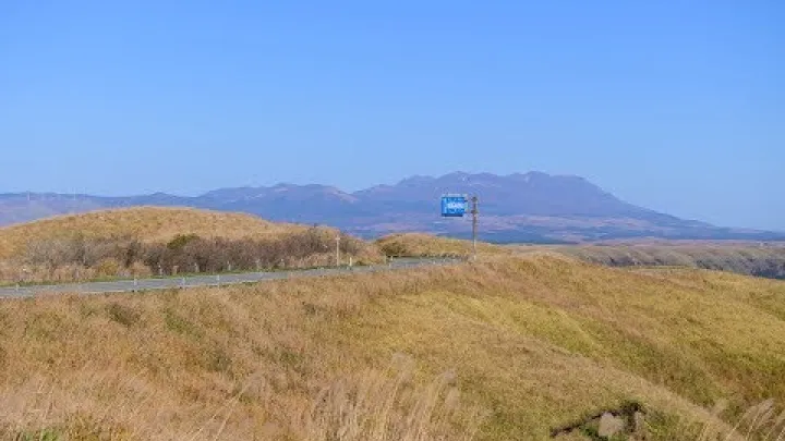 Preview image for the video "[4K] "Milk Road" på Mt. Aso om efteråret i Kumamoto, Japani".