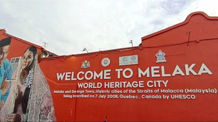 Preview image for the video "CESTOVÁNÍ ze SINGAPURU do MALAJSIE autobusem | PROZKUMEJTE HISTORICKOU A MODERNÍ Malakka A POULIČNÍ JÍDLO".