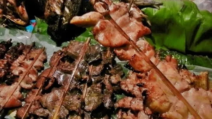 Preview image for the video "Noční trh v městě Thakhek má dnes mnoho cizinců a spoustu jídla, noční trh Thakhek spousta laoského jídla".