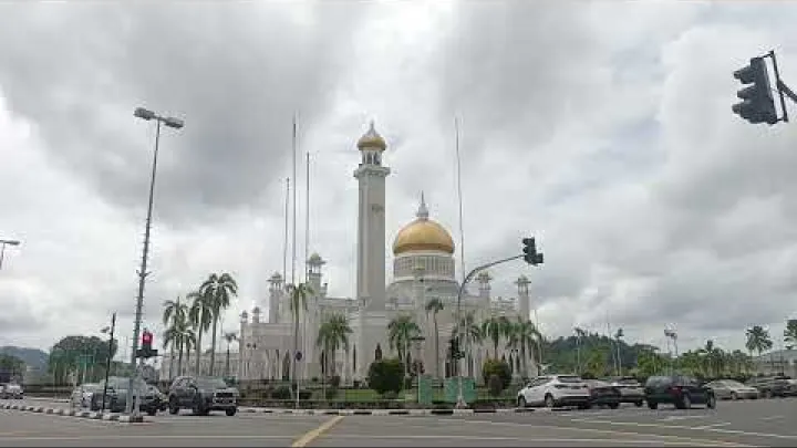 Preview image for the video "GEMİMİZ MUARA BRUNEI'DEN GEÇERKEN | MUARA BRUNEI'DE YÜRÜYÜŞ TURU".
