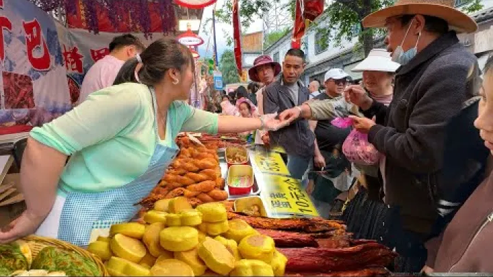 Preview image for the video "Prøv svampehotpot og nudler med svinekød i Det sydvestlige Kina! Spis med mig på markedet i Lijiangs gamle bydel".