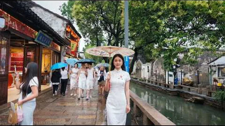 Preview image for the video "Regnvejrsdag i Suzhou: En gåtur på Pingjiang Road".