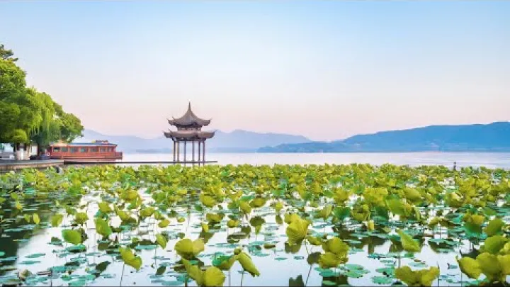 Preview image for the video "ทะเลสาบซีหู: ทะเลสาบที่สวยที่สุดในประเทศจีน | ทัวร์เดินชมเมืองหางโจวแบบ 4K".