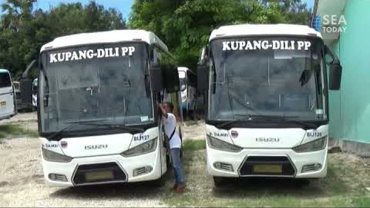 Preview image for the video "Zece autobuze vor opera pe ruta transfrontalieră Kupang-Dili".