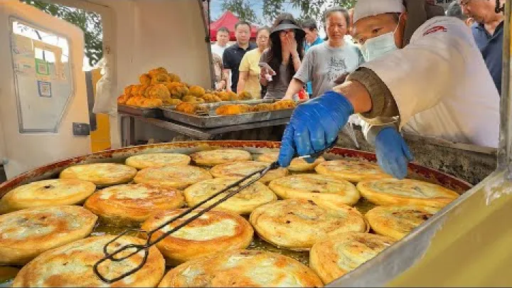 Preview image for the video "Čínské tržiště s pouličním jídlem: Tianjin, místní jídla, čínský jianbing a život lidí".