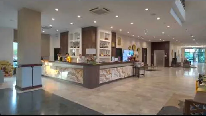 Preview image for the video "Ревю на хотел Amari във Вангвианг, Лаос".