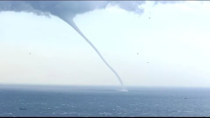 Preview image for the video "Pusaran air yang menakjubkan dikesan di luar pantai Dalian di Timur Laut China".