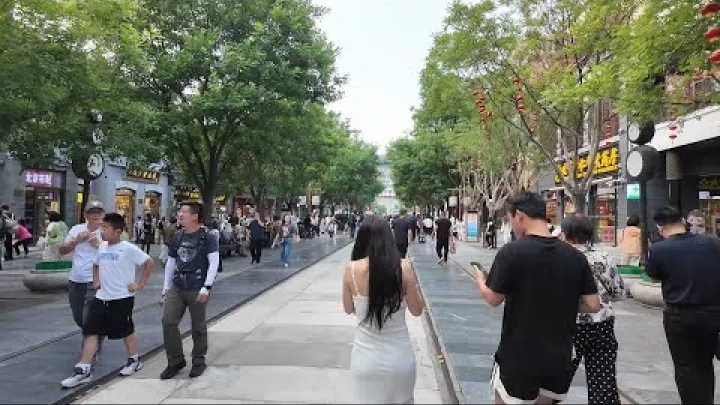 Preview image for the video "ถนนคนเดินที่มีชื่อเสียงที่สุดของปักกิ่ง – พาชมถนนเฉียนเหมิน".
