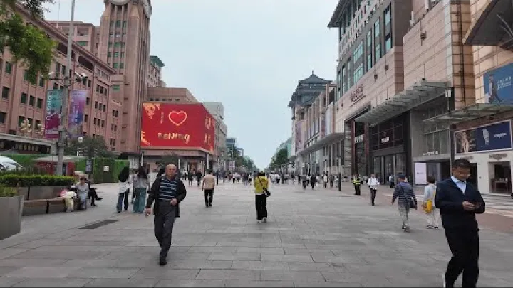 Preview image for the video "قدم‌زنی در پکن | خیابان پیاده‌راه وانگفوجینگ".