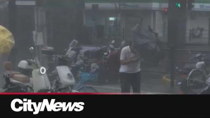 Preview image for the video "Tajfun Dolphin způsobuje záplavy a narušení dopravy v Shanghai".