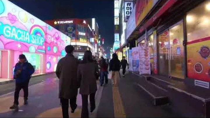 Preview image for the video "Южна Корея 🇰🇷 | مأكولات الشارع وأضواء النيون بدقة 4K! جولة ليلية في شارع روديو بمحطة Сувон.".