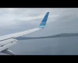 Šādi notiek Garuda lidmašīnas nosēšanās Ambon lidostā netālu no jūras