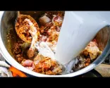 Cibo di un villaggio in Cambogia - Incredibile cottura di curry sul fuoco a Kampong Cham | Viaggio in Cambogia!