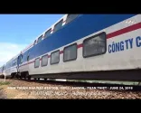 OSSERVARE IL TRENO TURISTICO A DUE PIANI SAIGON - PHAN THIẾT ALL'ARRIVO ALLA STAZIONE DI BINH THUAN (24/06/2018)