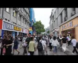 Procházka po ulici Jianghan Road ve městě Wuhan v Číně – ikonická pěší ulice